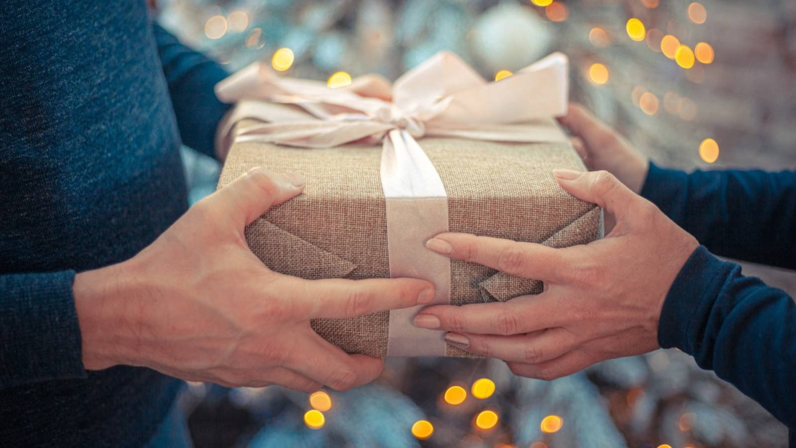 Gift exchange - Christmas - Holidays